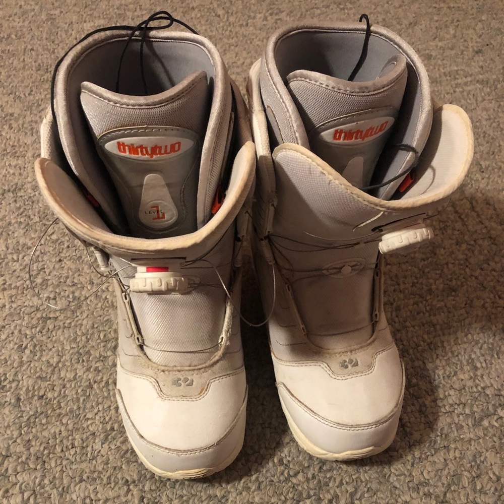 Women’s snowboarding boots